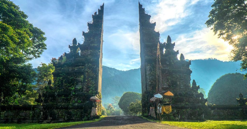 Wisata Budaya Indonesia dalam Lanskap Alam yang Menawan